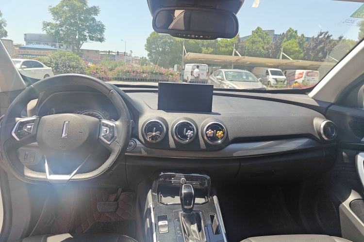 Used Wey VV7 2017 2.0T Ultra-Luxury Version Interior 4