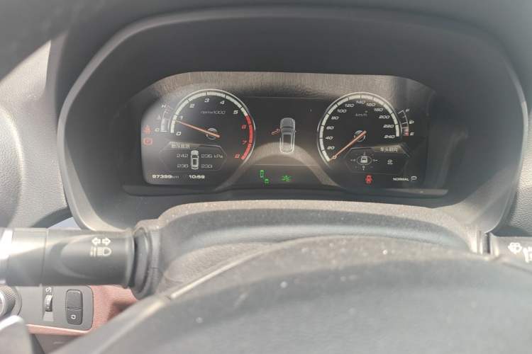 Used Wey VV7 2017 2.0T Flagship Model Odometer Close Up