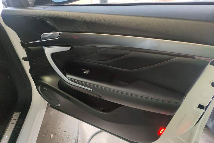 Used Wey VV7 2017 2.0T Flagship Model Right Front Door Interior