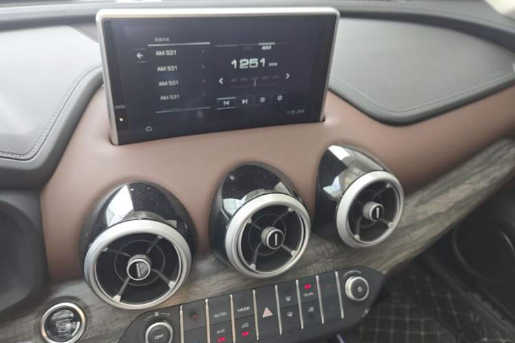 Used Wey VV7 2019 Upgraded Model 2.0T Flagship Version China VI Audio And AC Panel