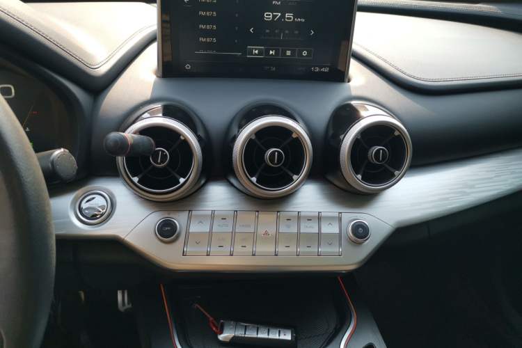 Used Wey VV7 2019 Upgraded Model 2.0T Flagship Version China V Standard Audio And AC Panel