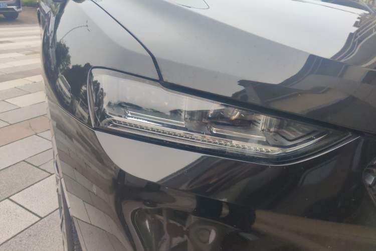 Used Wey VV7 2019 Upgraded Model 2.0T Ultra-Luxury Version China V Standard Right Front Headlight