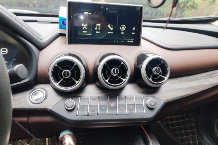 Used Wey VV7 2019 Upgraded Model 2.0T Flagship Version China V Standard Audio And AC Panel