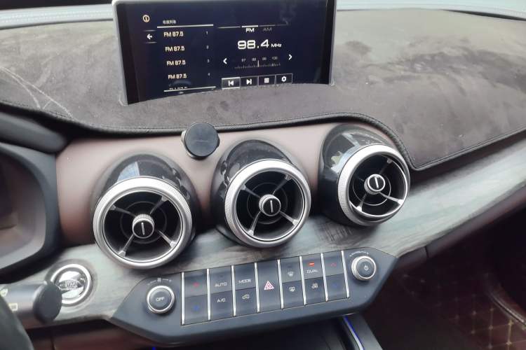 Used Wey VV7 2019 Upgraded Model 2.0T Flagship Version China V Standard Audio And AC Panel