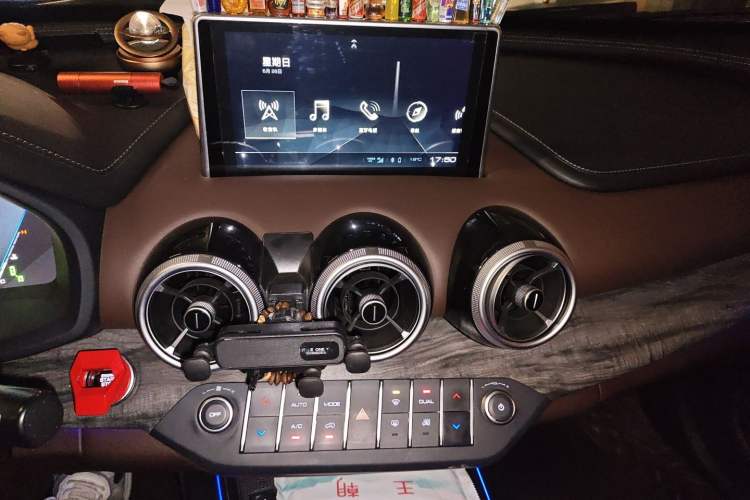 Used Wey VV7 2019 Upgraded Model 2.0T Flagship Version China V Standard Audio And AC Panel