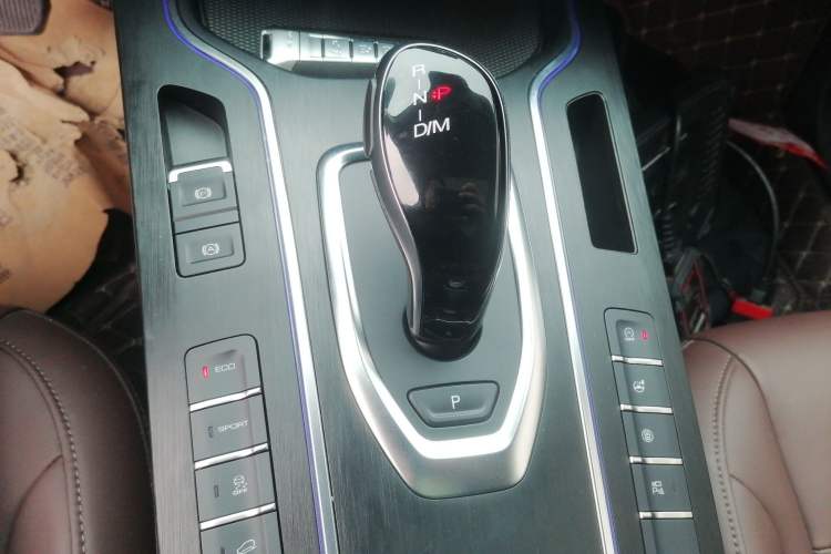 Used Wey VV7 2019 Upgraded Model 2.0T Ultra-Luxury Version China VI Standard Gear Lever