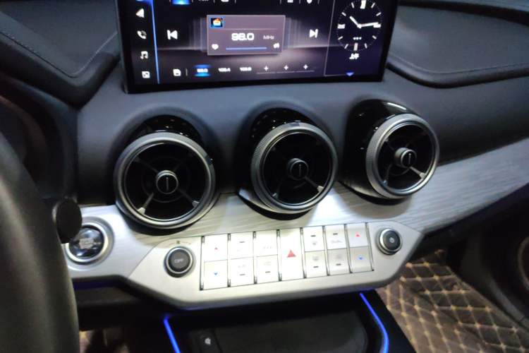 Used Wey VV7 2020 2.0T Flagship Edition Audio And AC Panel