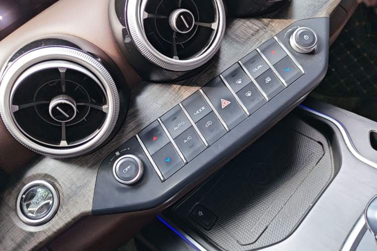Used Wey VV7 2020 2.0T Flagship Edition Audio And AC Panel