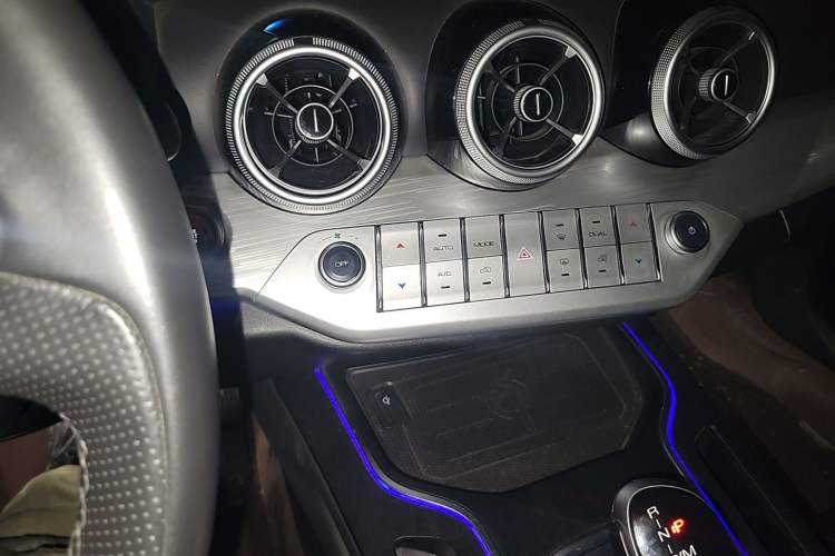 Used Wey VV7 2020 2.0T Flagship Edition Audio And AC Panel