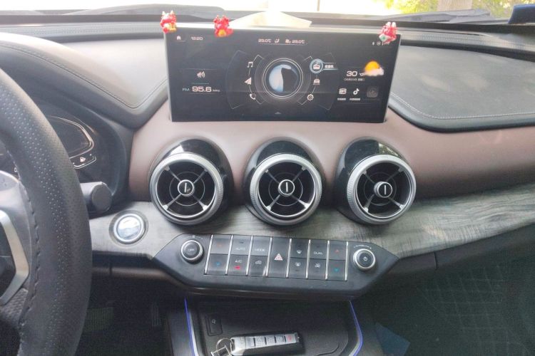 Used Wey VV7 2021 2.0T Technology Edition Audio And AC Panel