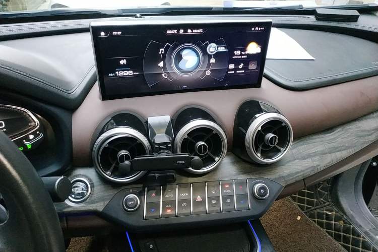 Used Wey VV7 2021 2.0T Technology Edition Audio And AC Panel