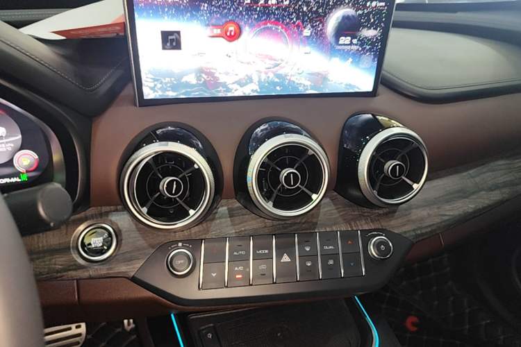 Used Wey VV7 GT 2020 2.0T Flagship Edition Audio And AC Panel