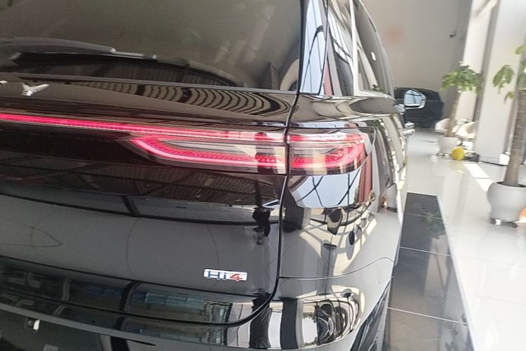 Used Wey WEI Brand V9X 2026 Model Extended-Length Executive Edition Right Rear Taillight