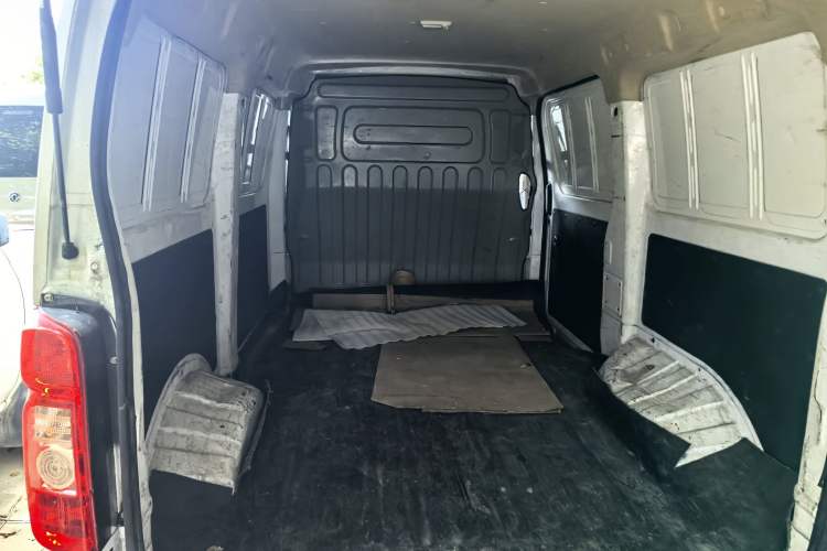 Used Winnerway EM60 2020 KMT5030XXYBEV Van with Flat Roof and Rear-Hinged Doors Interior 10