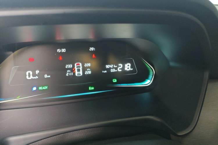 Used WM Motor E.5 2021 Revised Version 400 Ji Ke Xing Odometer Close Up