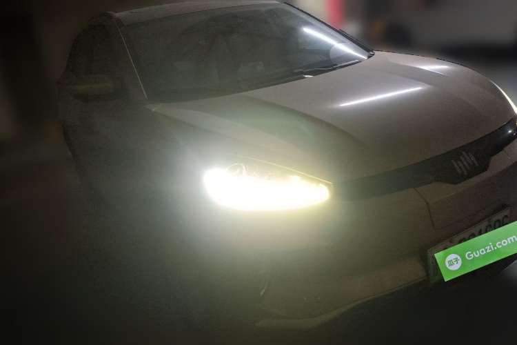 Used WM Motor EX5 2018 EX5 400 Extra Innovation Edition Front Right 45 Deg