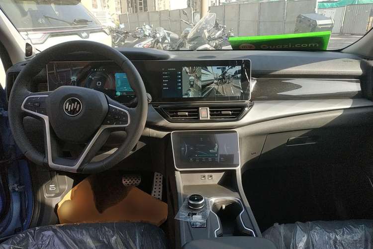 Used WM Motor W6 2021 520 km NEX Exploration Edition Center Console
