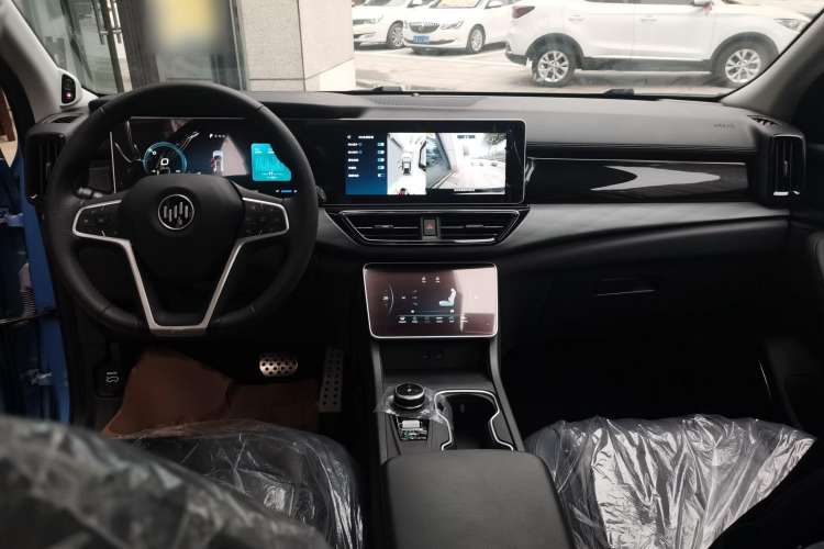 Used WM Motor W6 2021 520 km NEX Exploration Edition Center Console