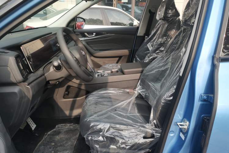 Used WM Motor W6 2021 520 km NEX Exploration Edition Left Front Seat