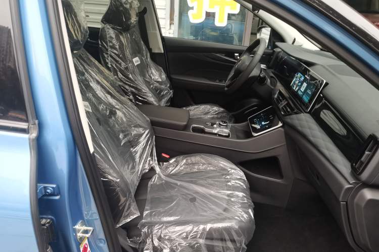Used WM Motor W6 2021 520 km NEX Exploration Edition Right Front Seat