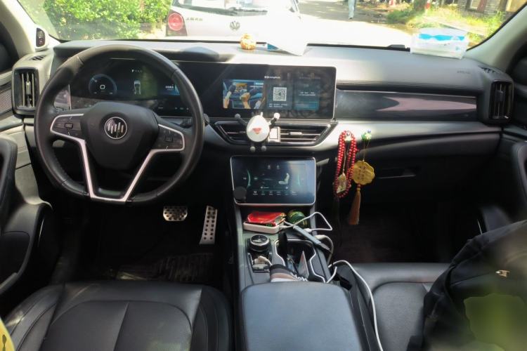 Used WM Motor W6 2021 520 km NEX Exploration Edition Center Console