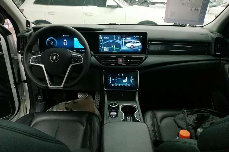 Used WM Motor W6 2021 520 km NEX Exploration Edition Center Console