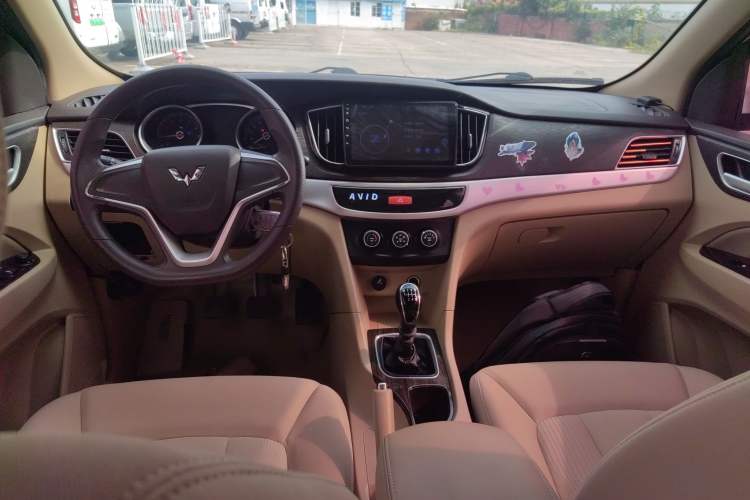 Used Wuling 730 2020 Commercial Vehicle 1.5L Manual Value Edition 7 Seats Center Console