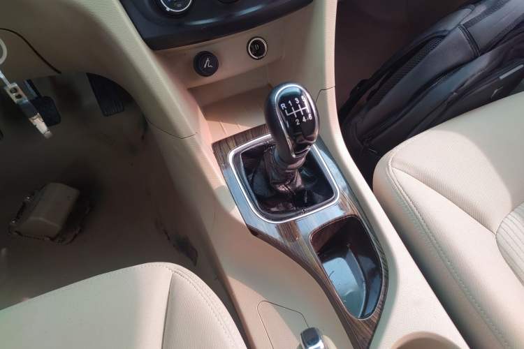 Used Wuling 730 2020 Commercial Vehicle 1.5L Manual Value Edition 7 Seats Gear Lever