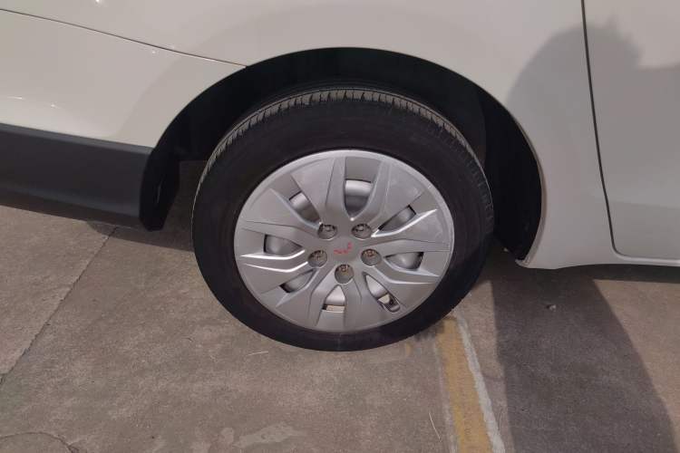 Used Wuling 730 2020 Commercial Vehicle 1.5L Manual Value Edition 7 Seats Right Rear Wheel Hub