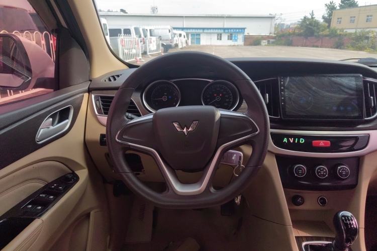 Used Wuling 730 2020 Commercial Vehicle 1.5L Manual Value Edition 7 Seats Steering Wheel
