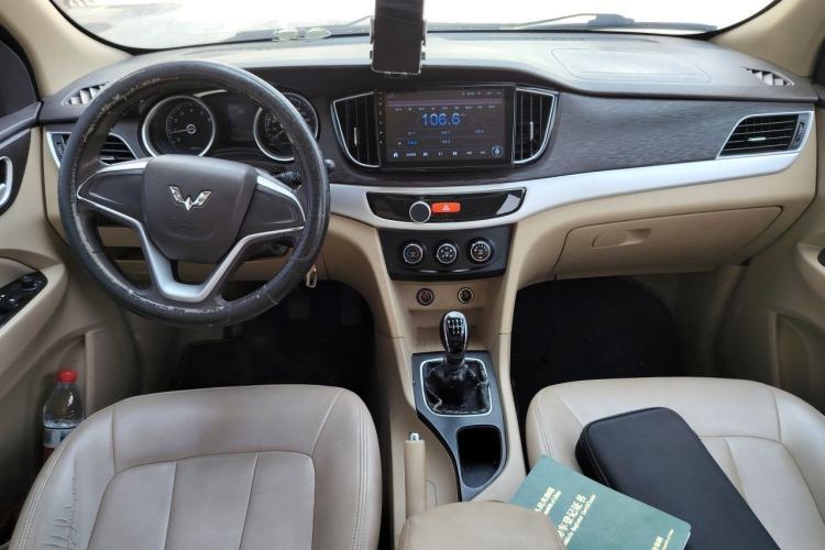 Used Wuling 730 2020 Commercial Vehicle 1.5L Manual Value Edition 7 Seats Center Console