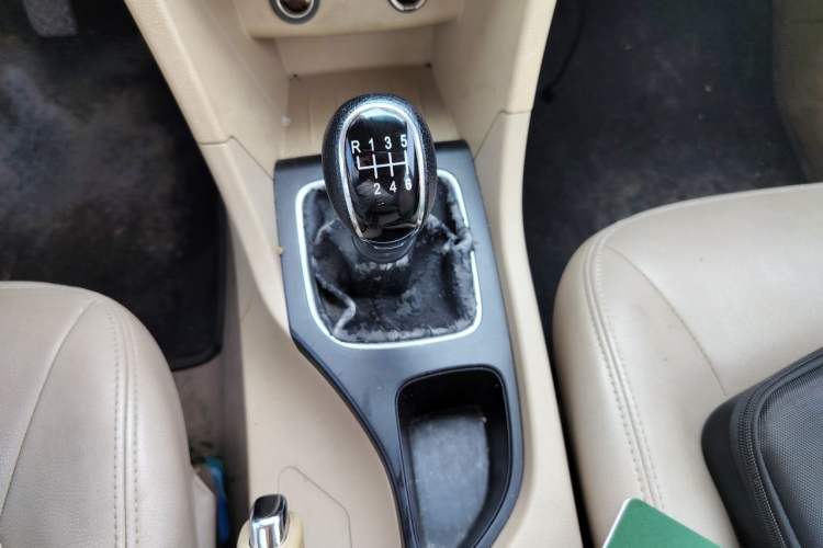 Used Wuling 730 2020 Commercial Vehicle 1.5L Manual Value Edition 7 Seats Gear Lever