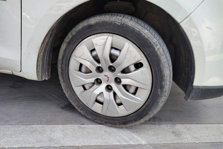Used Wuling 730 2020 Commercial Vehicle 1.5L Manual Value Edition 7 Seats Right Front Wheel Hub