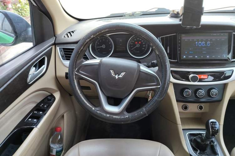 Used Wuling 730 2020 Commercial Vehicle 1.5L Manual Value Edition 7 Seats Steering Wheel
