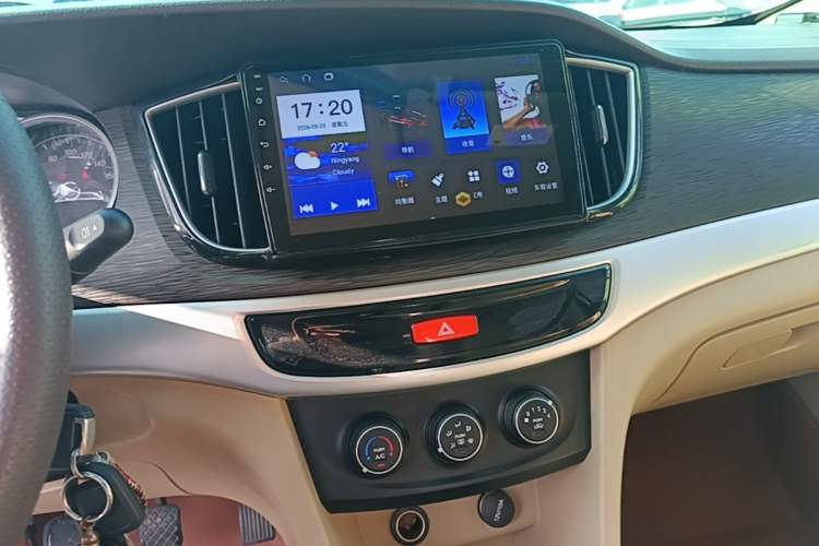 Used Wuling 730 2020 Commercial Vehicle 1.5L Manual Value Edition 8 Seats Audio And AC Panel