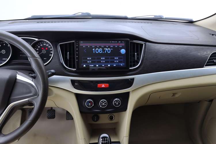 Used Wuling 730 2020 Commercial Vehicle 1.5L Manual Value Edition 7 Seats Audio And AC Panel