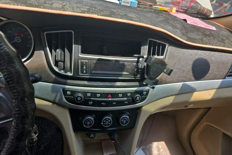 Used Wuling 730 2020 Commercial Vehicle 1.5L Manual Value Edition 7 Seats Audio And AC Panel