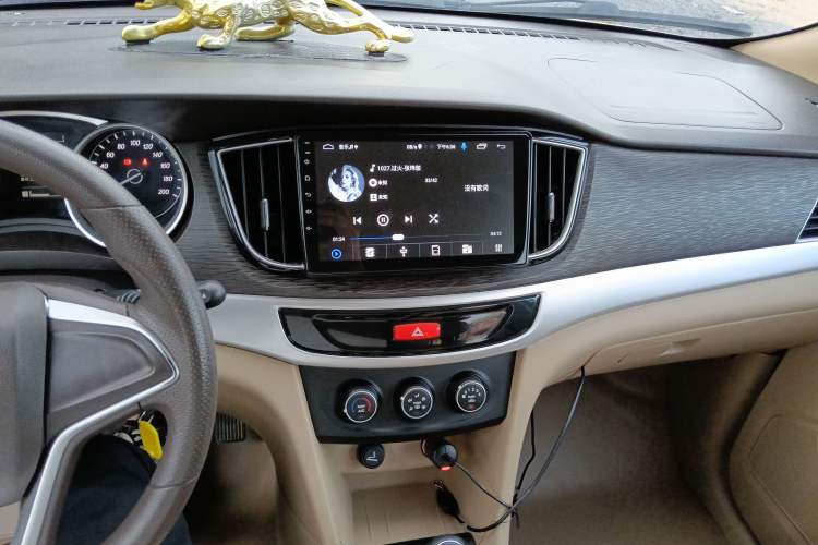 Used Wuling 730 2020 Commercial Vehicle 1.5L Manual Value Edition 7 Seats Audio And AC Panel
