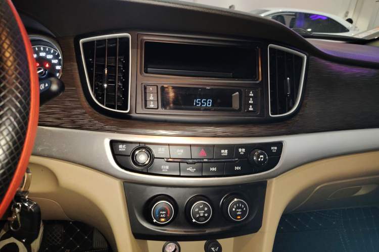 Used Wuling 730 2020 Commercial Vehicle 1.5L Manual Value Edition 7 Seats Audio And AC Panel