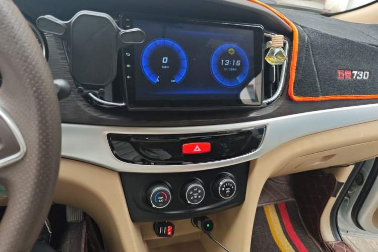 Used Wuling 730 2020 Commercial Vehicle 1.5L Manual Value Edition 7 Seats Audio And AC Panel