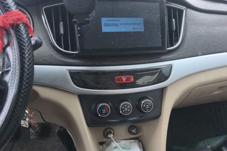 Used Wuling 730 2020 Commercial Vehicle 1.5L Manual Value Edition 7 Seats Audio And AC Panel