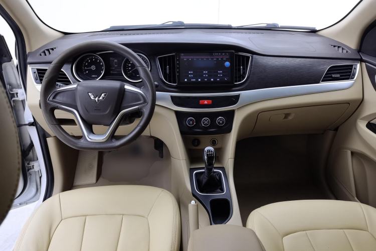 Used Wuling 730 2020 Commercial Vehicle 1.5L Manual Value Edition 7 Seats Center Console