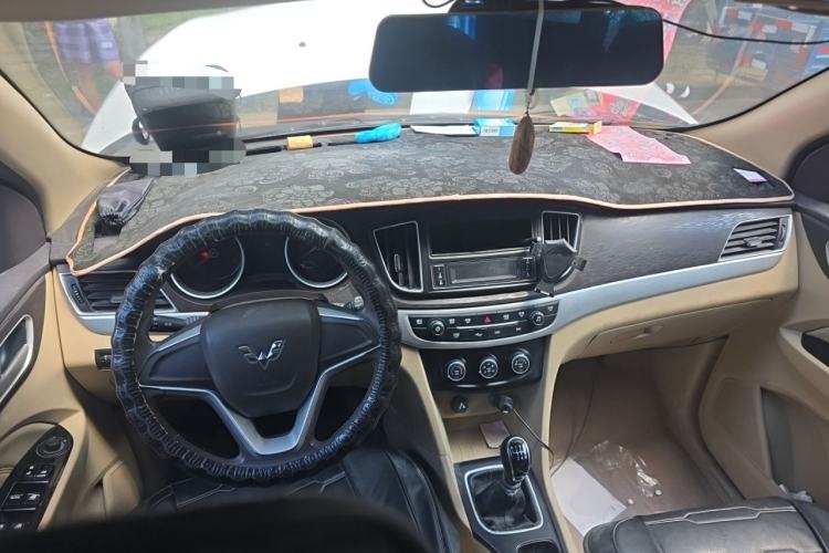 Used Wuling 730 2020 Commercial Vehicle 1.5L Manual Value Edition 7 Seats Center Console