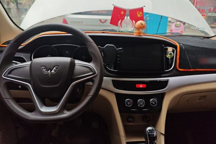 Used Wuling 730 2020 Commercial Vehicle 1.5L Manual Value Edition 7 Seats Center Console