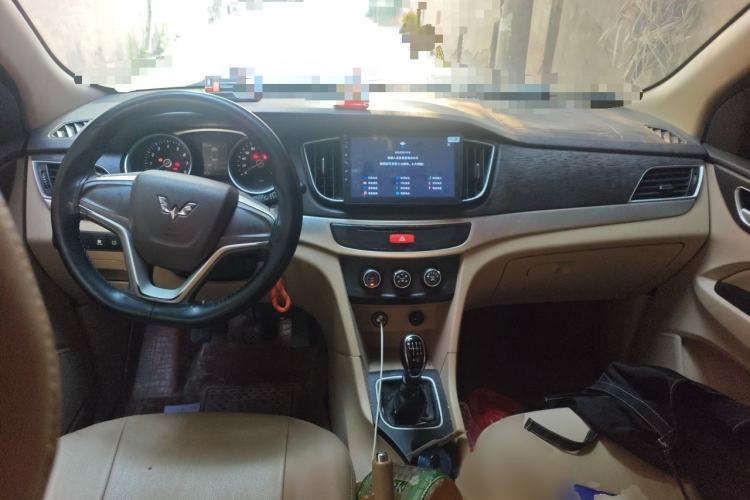 Used Wuling 730 2020 Commercial Vehicle 1.5L Manual Value Edition 7 Seats Center Console