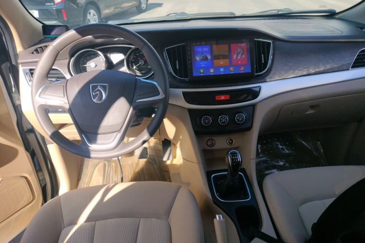Used Wuling 730 2020 Commercial Vehicle 1.5L Manual Value Edition 7 Seats Center Console