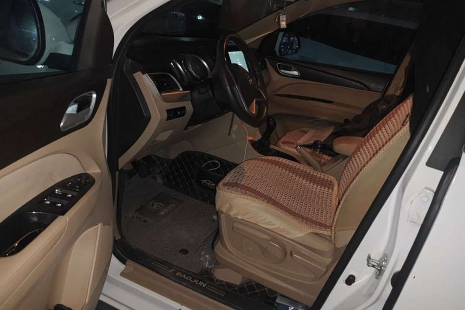 Used Wuling 730 2020 Commercial Vehicle 1.5L Manual Value Edition 7 Seats Driver Seat