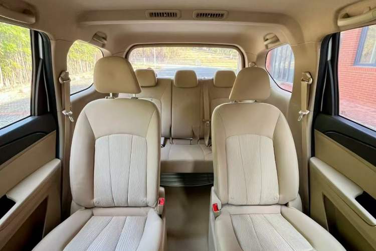 Used Wuling 730 2020 Commercial Vehicle 1.5L Manual Value Edition 7 Seats Exterior 2