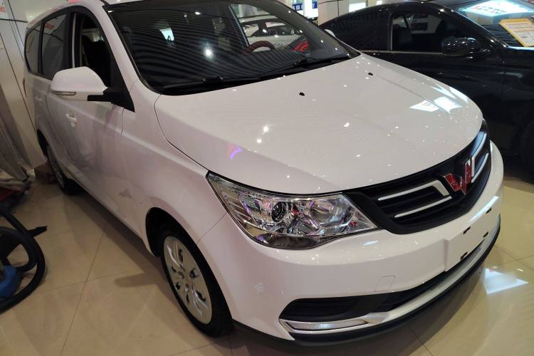 Used Wuling 730 2020 Commercial Vehicle 1.5L Manual Value Edition 7 Seats Front Right 45 Deg