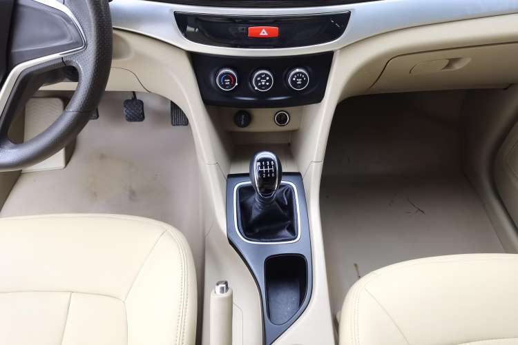Used Wuling 730 2020 Commercial Vehicle 1.5L Manual Value Edition 7 Seats Gear Lever